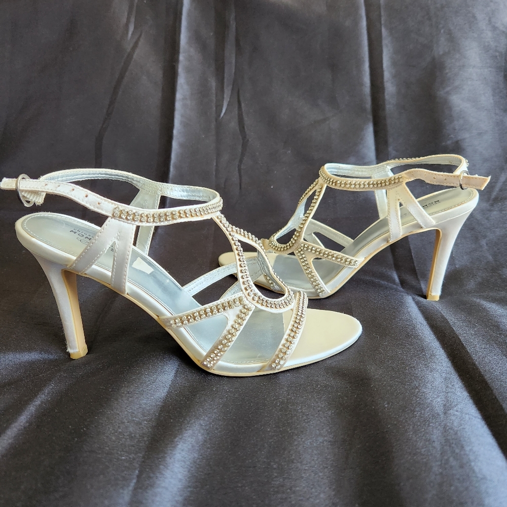 Moments  unforgettable sandals cream and silver with jewels size 9